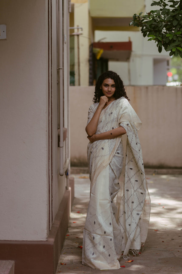 off white jamdani saree